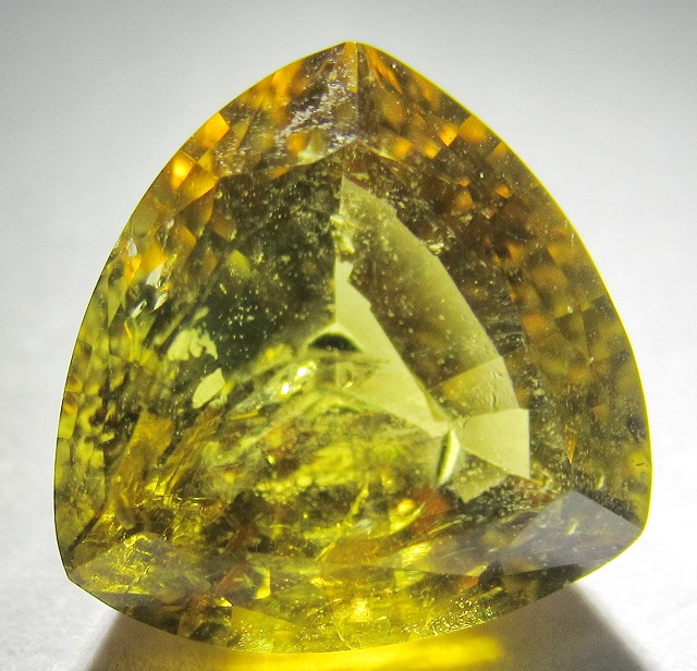 đá tourmaline vàng