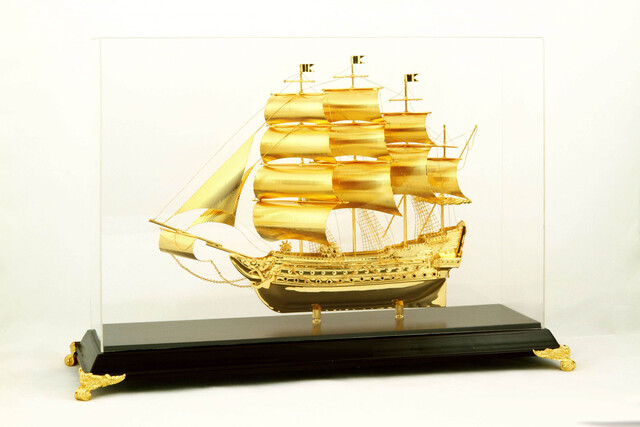 thuyền buồm mạ vàng 24k