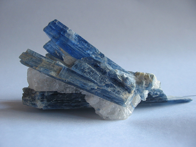da-kyanite-trong-phong-thuy