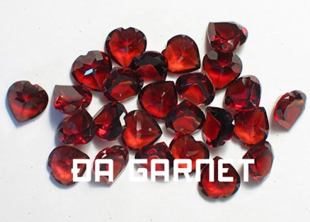 Đá Garnet còn được gọi là đá Ngọc hồng lựu