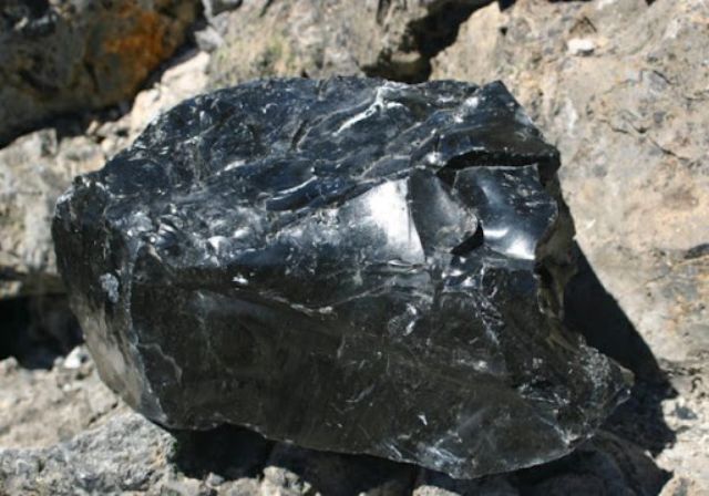 Màu đen độc đáo của đá núi lửa Obsidian