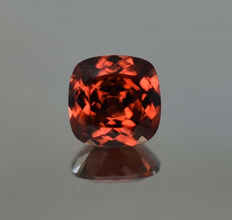 Zircon thuộc dòng đá phong thủy màu đỏ quý hiếm và giá thành khá đắt
