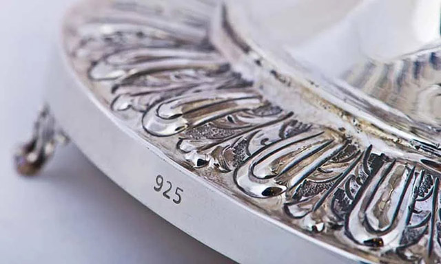 Các nhà sản xuất trang sức bạc thường đính kèm con số để khách hàng có thể biết được độ nguyên chất của bạc