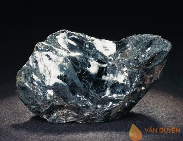 Hematite là khoáng chất tồn tại phổ biến trên bề mặt và lớp vỏ nông của trái đất