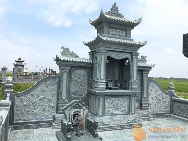 Lăng mộ được chế tác từ đá xanh Ninh Bình, đá xanh Thanh Hóa độ bền cao, dễ chạm khắc hoa văn