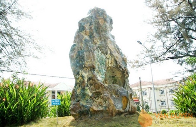 Khối đá cảnh tự nhiên đặt lệch trước sân, tạo điểm nhấn vững chãi cho mặt tiền.