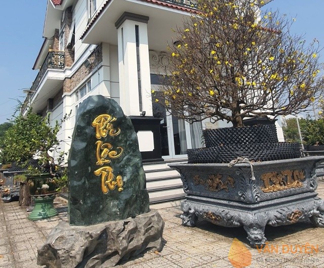 Khối đá xanh rêu khắc chữ tăng sinh khí tự nhiên phù hợp mệnh Mộc.