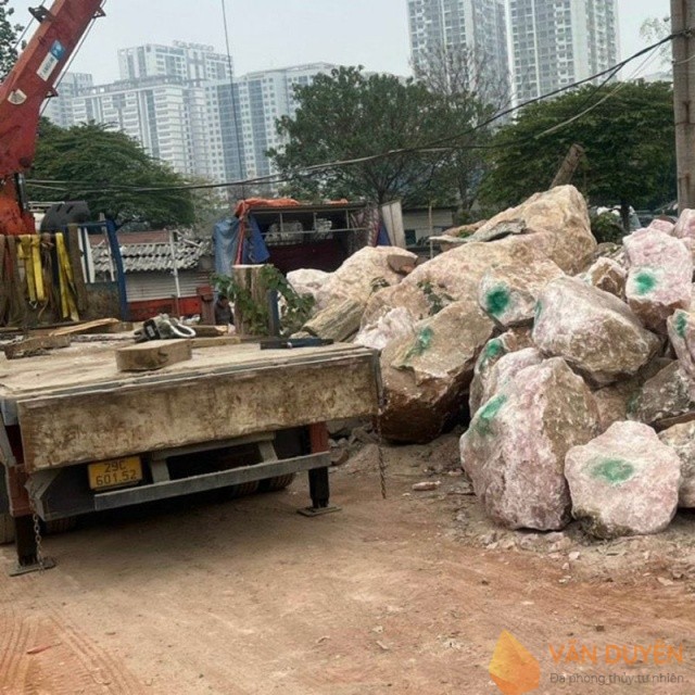 Các khối đá nguyên khối kích thước lớn được tập kết trước khi thi công.