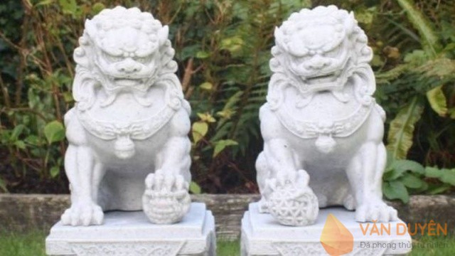 Tượng đá sư tử tự nhiên bề mặt nhẵn vừa, ít nứt rạn, đặt trên bệ chắc chắn – phù hợp không gian ngoài trời.