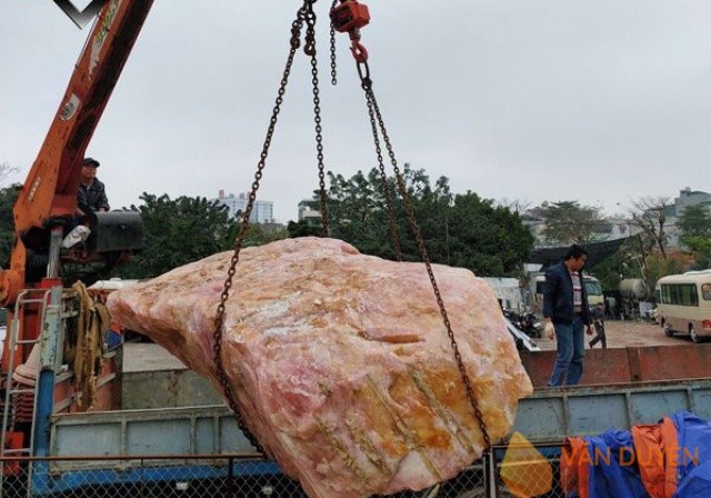 Khối đá nguyên khối lớn được cẩu lắp trước khi hoàn thiện sân cổng.