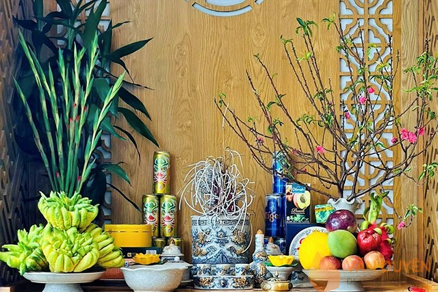 Sắm lễ vật cúng xin phép trước khi bao sái bàn thờ