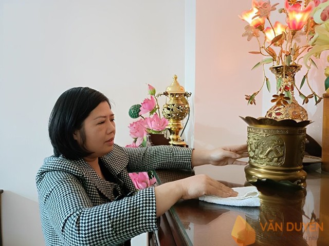 Lau dọn bài vị và đồ thờ