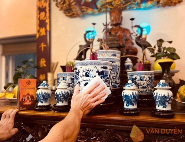 Những điều kiêng kỵ tuyệt đối khi bao sái ban thờ