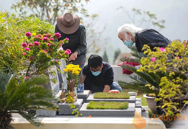 Lễ tảo mộ nhằm tưởng nhớ người đã khuất và thể hiện lòng hiếu kính tổ tiên