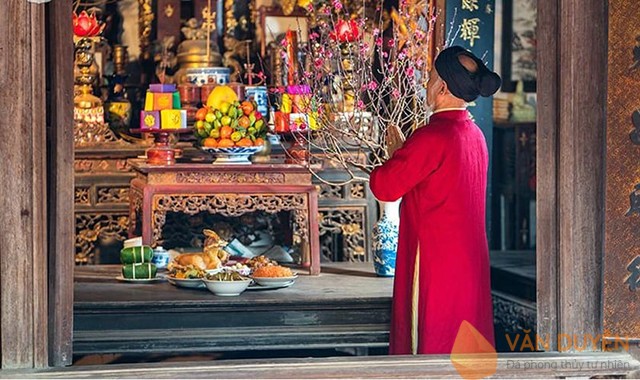 Cúng ngày mùng 1 Tết để con cháu bày tỏ lòng hiếu kính, mời tổ tiên, ông bà về cùng ăn Tết